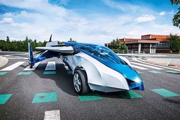 这辆变态到可以上天的汽车，绝对是未来的智能交通！