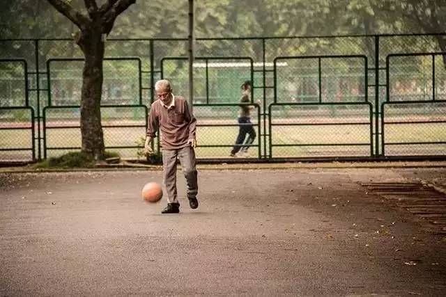 这球你给多少分！中国77岁老奶奶打球视频走红网
