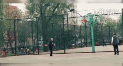 这球你给多少分！中国77岁老奶奶打球视频走红网