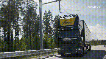 沿高速公路建电网，混动卡车的续航焦虑终于可以解决了？