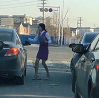 搞笑GIF：她拿着那根大铁棍几下就把车撬进了车