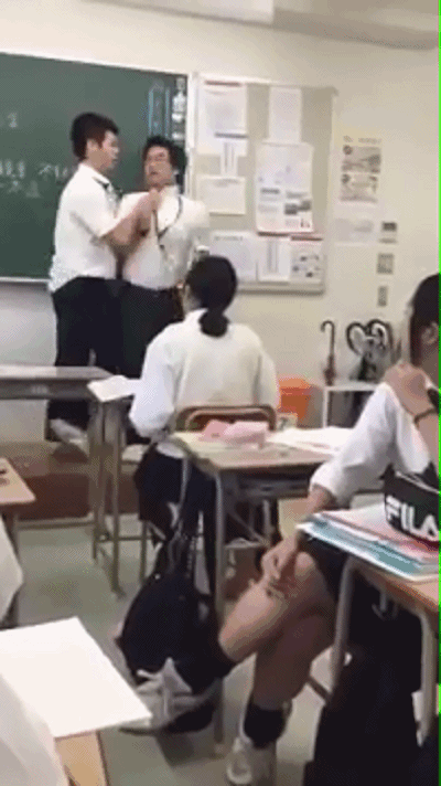 太吓人了！..高中老师被学生暴打却不敢反抗…