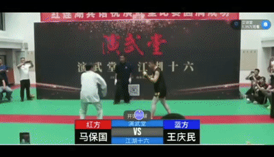 “太极大师”PK武术教练，30秒内被KO3次！