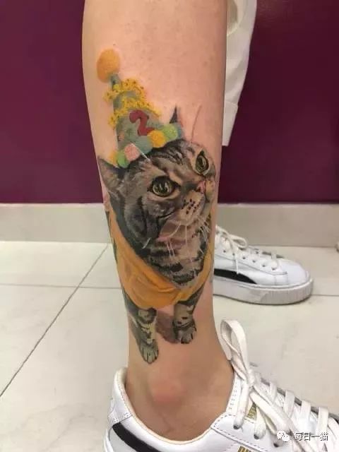 网友将自家的爱猫纹在了腿上，真是栩栩如生