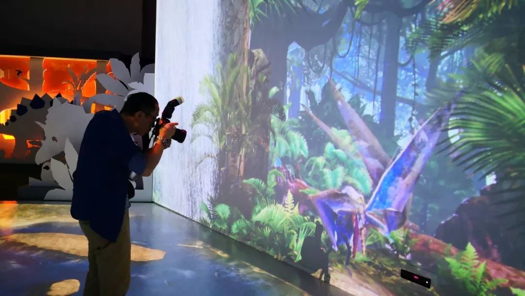 福*｜国内首次新媒体艺术科技互动恐龙展来了！跨越两亿年的时空，一群巨大的“恐龙正潜入上海37度的热浪里