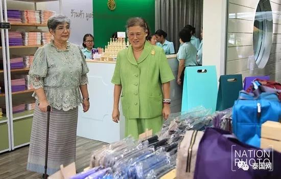 诗琳通公主出席皇家慈善基金纪念品店开业仪式