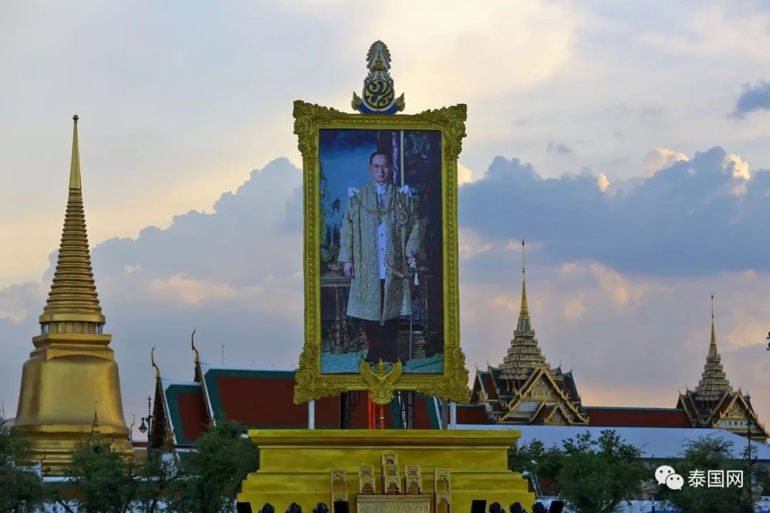 泰国九世先王就“站在”我面前！此刻的我，泪如泉涌……