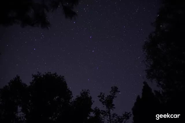 我们大半夜开着 Model X 往返 280 公里，就为了拍几张星空的照片