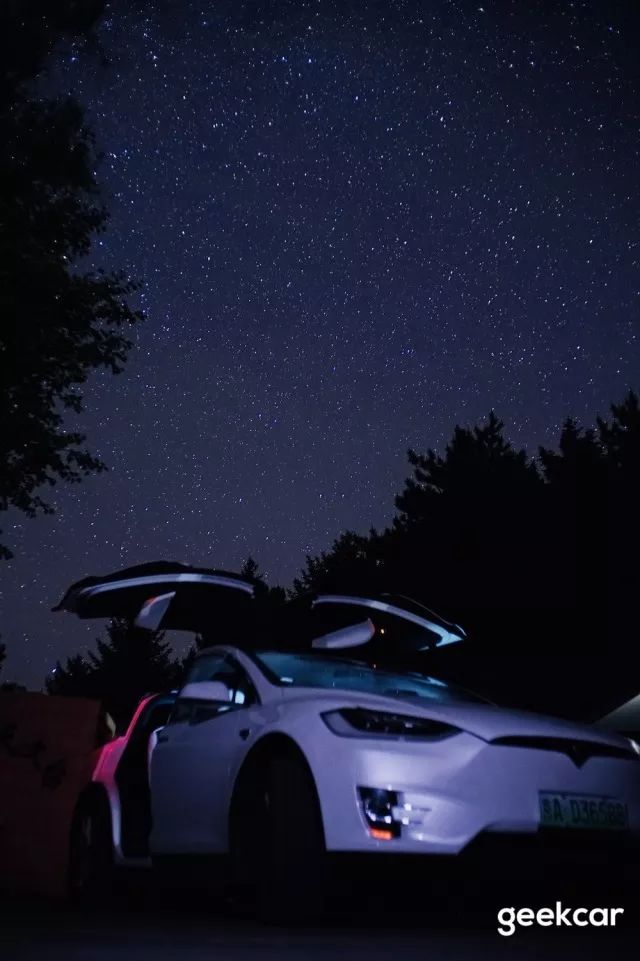 我们大半夜开着 Model X 往返 280 公里，就为了拍几张星空的照片