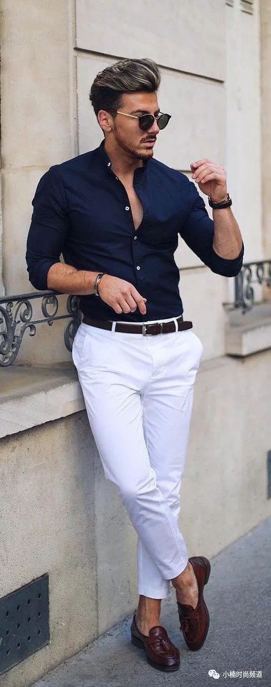 在夏季，每一位风度翩翩的雅痞都是靠着一件白色裤款来凹造型