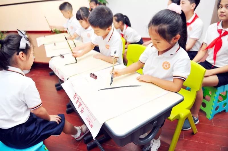 新学校，新起点，华二宝山实验学校的孩子们为梦开笔，写下了这个字……