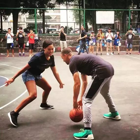 怎么才能让女生喜欢上篮球呢？