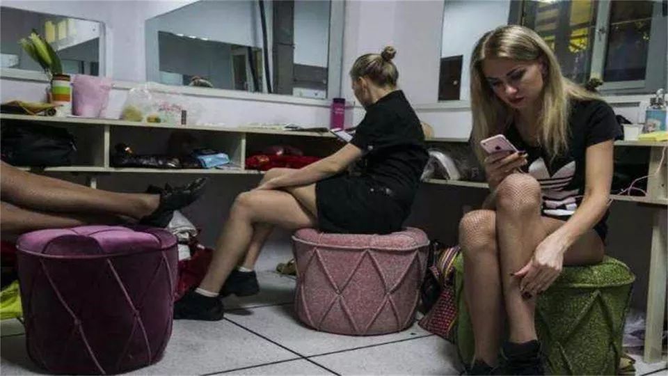 在乌克兰住宿，晚上有漂亮女孩敲门千万别开，有游客开了就后悔！