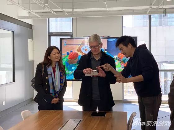 苹果CEO库克再次来华 参观世界旗下教育公司