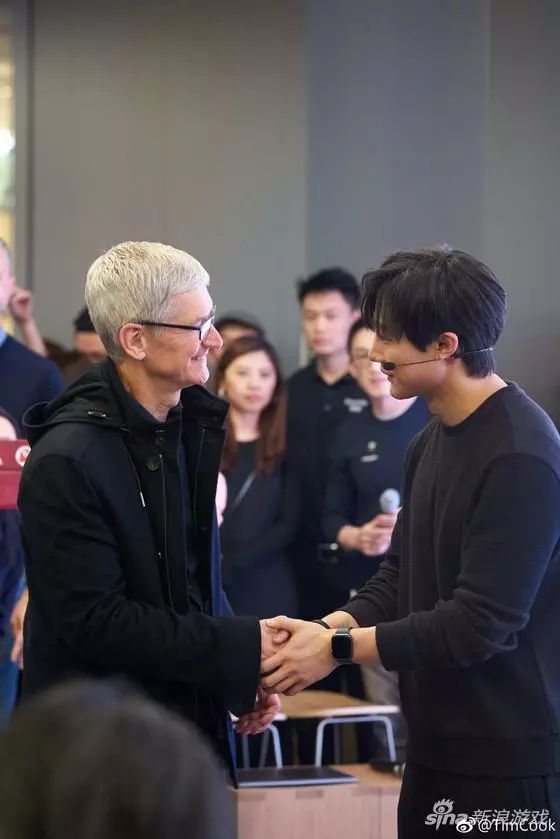苹果CEO库克再次来华 参观世界旗下教育公司