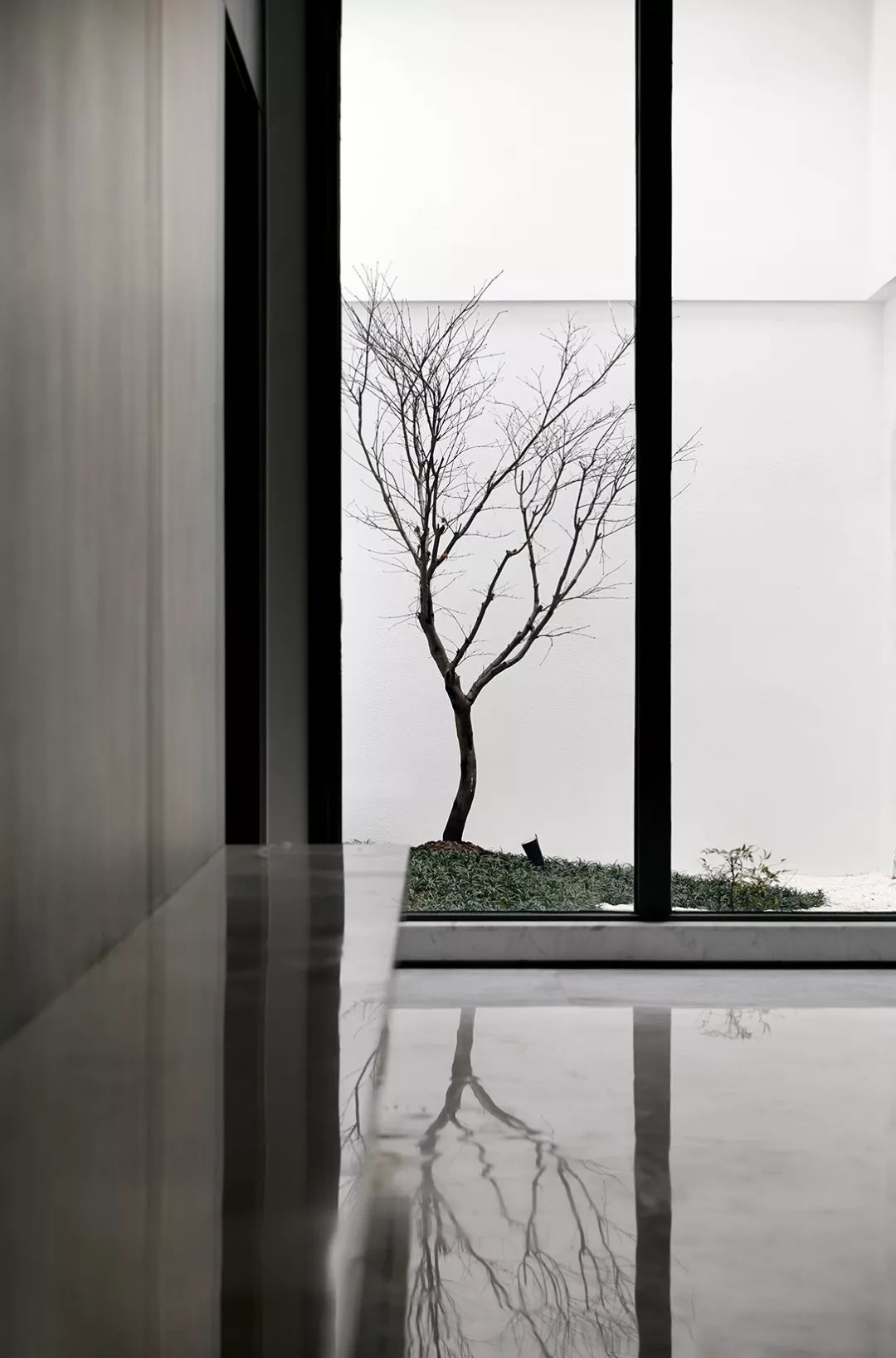 800㎡别墅只用“空”与“白”，就把现代东方美学诠释到极致
