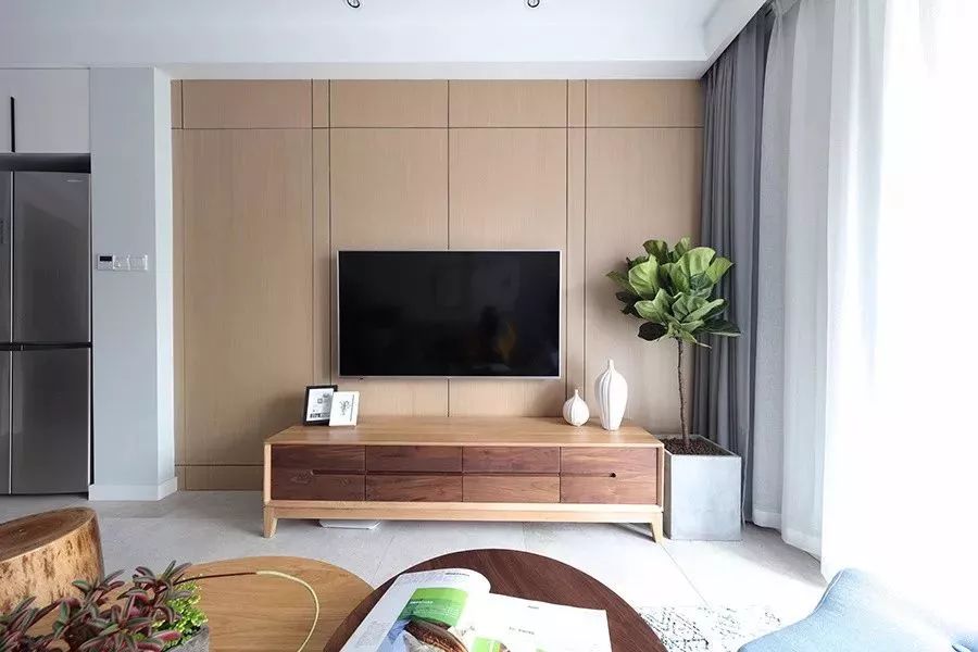 小户型也能装原木风电视背景墙，让客厅变得更加高档