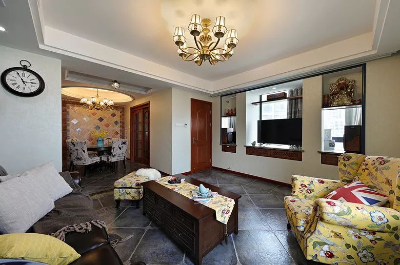 106平现代美式公寓，彩色砖的餐厅背景墙，贴得真漂亮！
