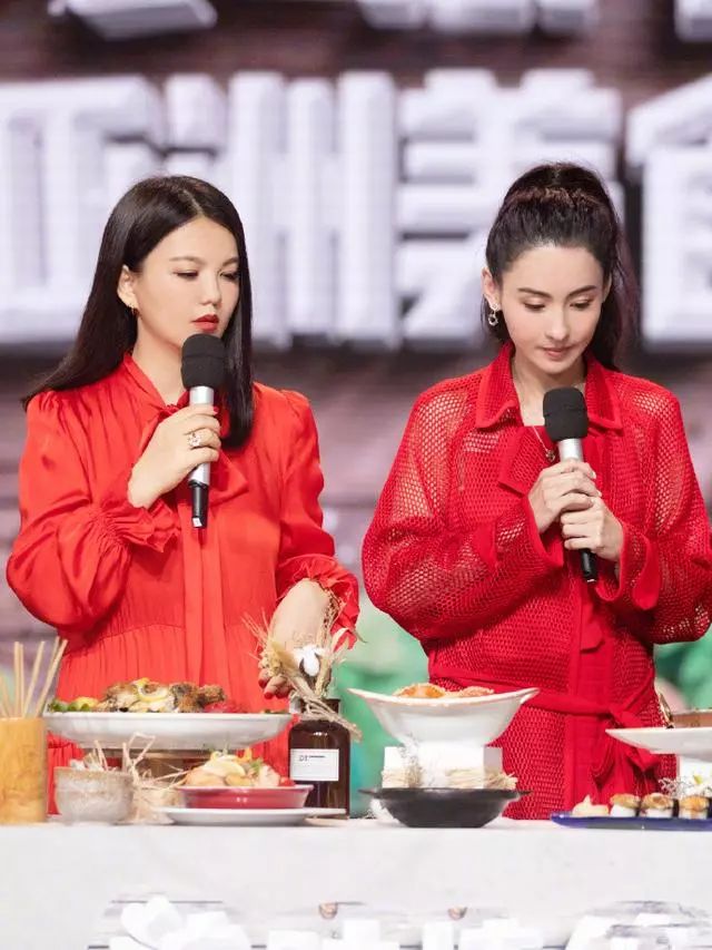 李湘、张柏芝、陈意涵三位辣妈同框，同穿红色裙装，气质宛如少女