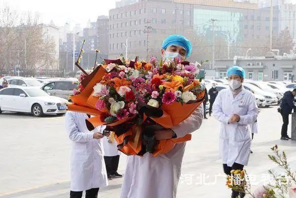 河北省胸科医院首批12名新冠肺炎确诊患者治愈出院