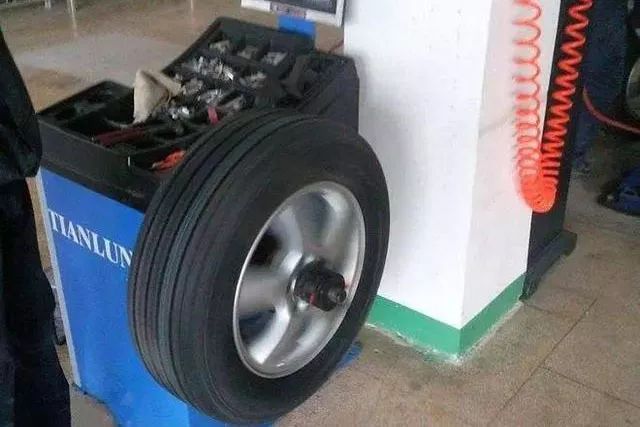 别小看汽车轮胎上的平衡块，没它还真不行(2)