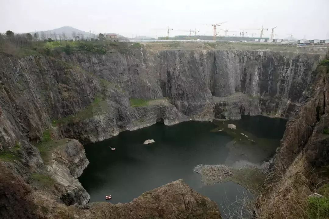 松江废弃采石场里升起的这个“世界建筑奇迹”，背后有一群疯狂的实践者