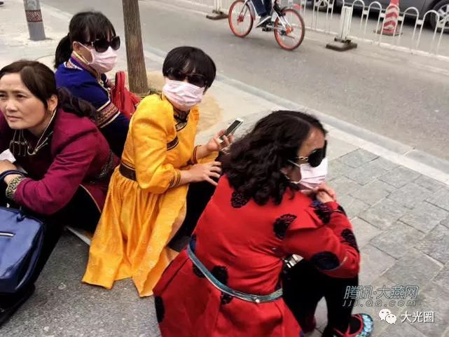 确认过眼神！北京摄影师搞怪街拍“你瞅啥”