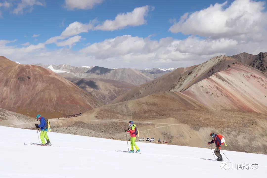 【..洛堆峰】滑雪登山选手开展适应性训练