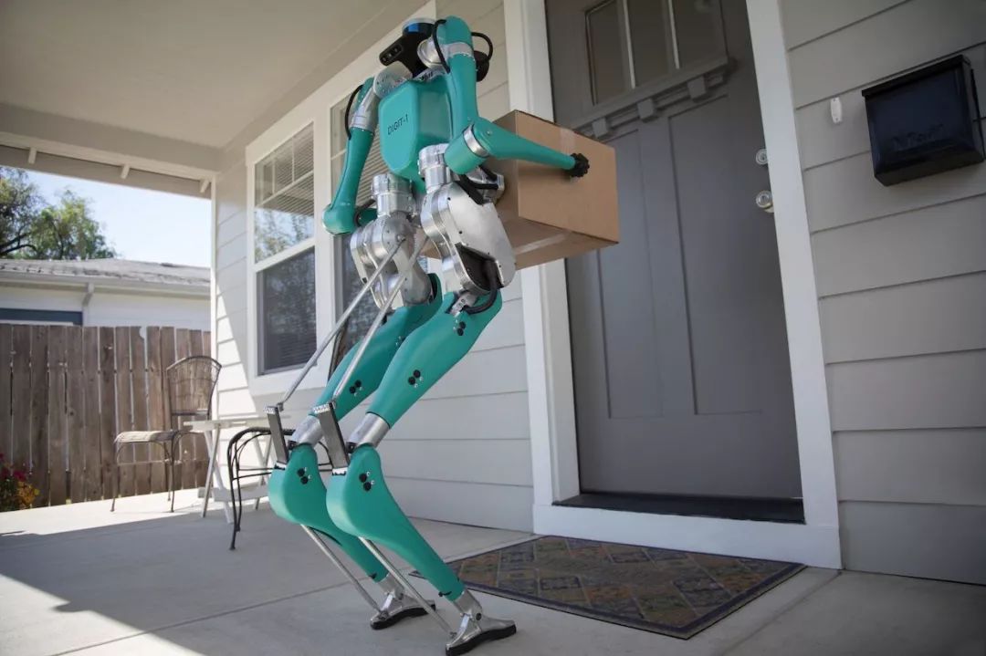 那个长了鸵鸟腿的半兽人真的来送快递了！无人车+机器人，未来你的快递将“无人配送”