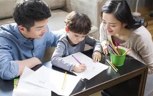 金色童年|你越骂，孩子越不改！批评孩子前，先问问他这8个问题。