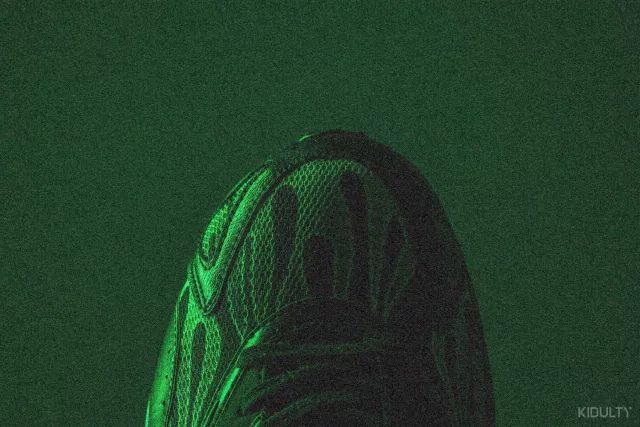 我们火烧了一双刚发售的 Supreme × Nike 老爹鞋 | K-Pixel