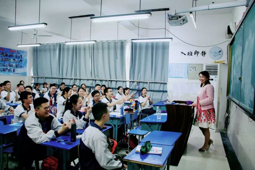 武汉这位老师不简单！学生拉条幅呼喊：“吴文君，我们爱你”