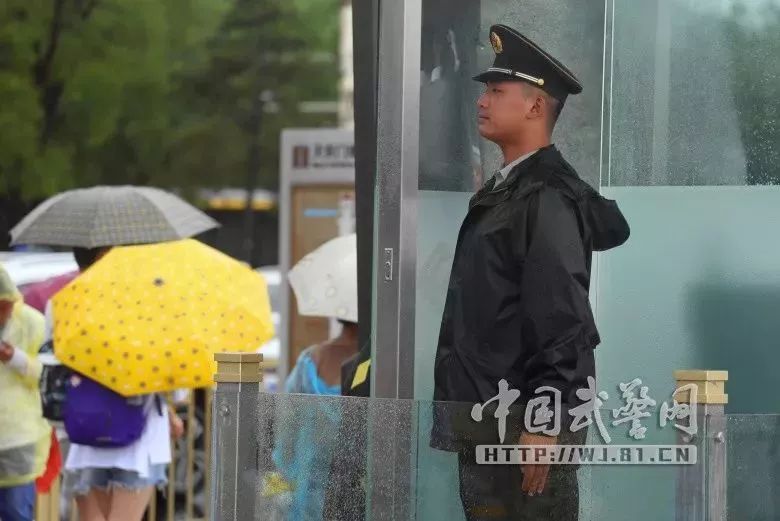 天安门广场突降暴雨！执勤武警10分钟疏散上万游客！