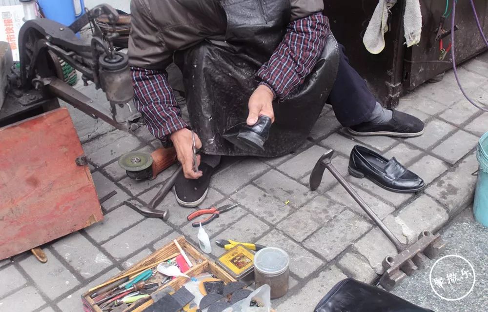 桐庐六旬老人在小巷里做了50年的修鞋匠，真正的桐庐人都认识他！