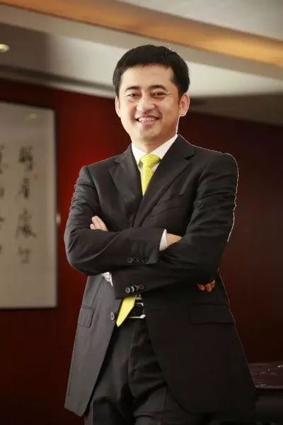 市值超千亿，他17岁北漂创业，赶超李宁成为中国鞋王，耐克慌了！