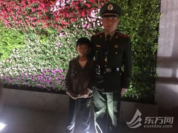 小孩走失 母亲焦急：上海武警官兵帮助寻找