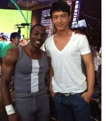 路人合影秒杀NBA球星：中国麒麟臂胜西蒙斯，有人比坎特高一个头