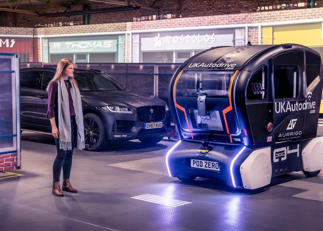 用灯光投射与行人沟通，自动驾驶汽车进入现实世界的新尝试