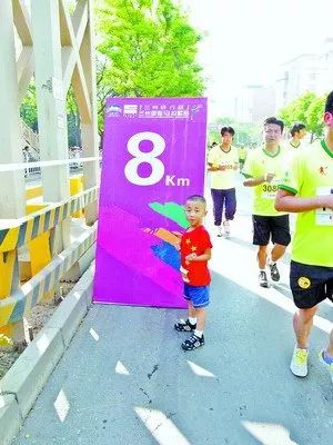6岁男童哭着跑完3公里 这究竟是为了什么(4)