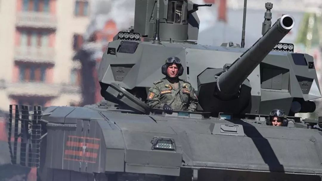 不再是阅兵场上的娇贵花瓶：俄军服役16辆新式阿玛塔坦克