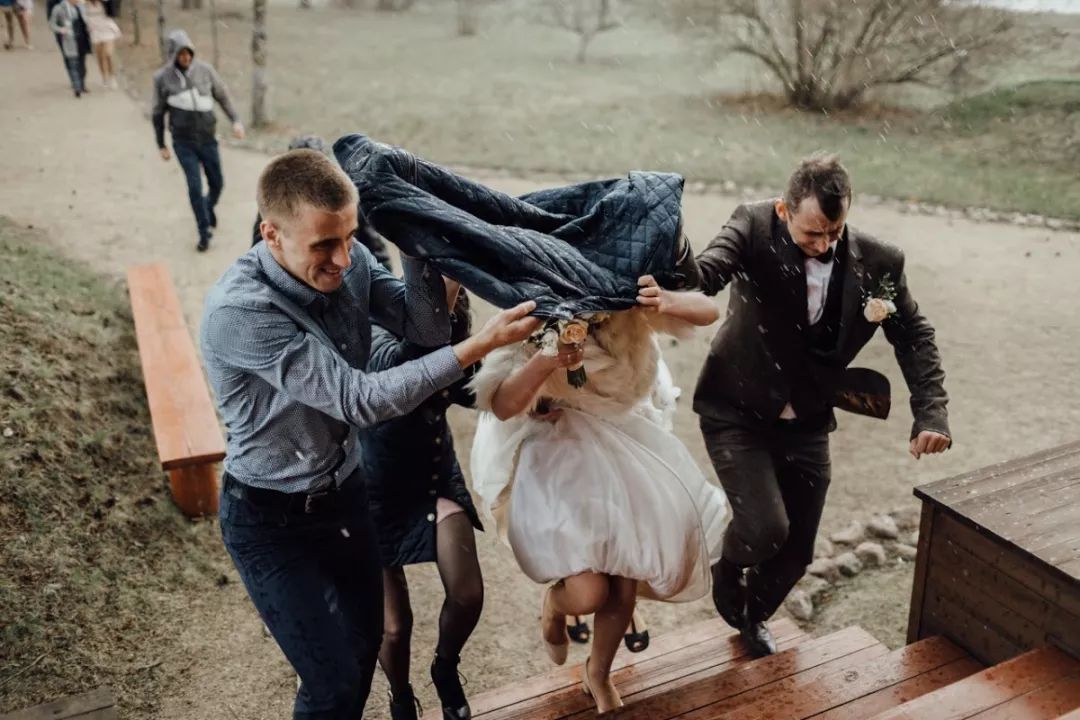 提前半年定的婚礼摄影师，因家人去世无法来拍摄该怎么办？