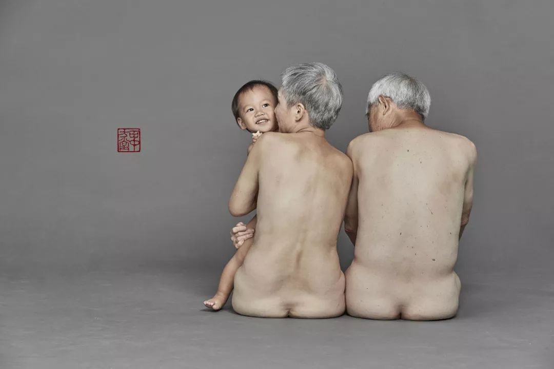 70岁老夫妻裸体拥抱，拍下最特别的结婚纪念照！太震撼了~