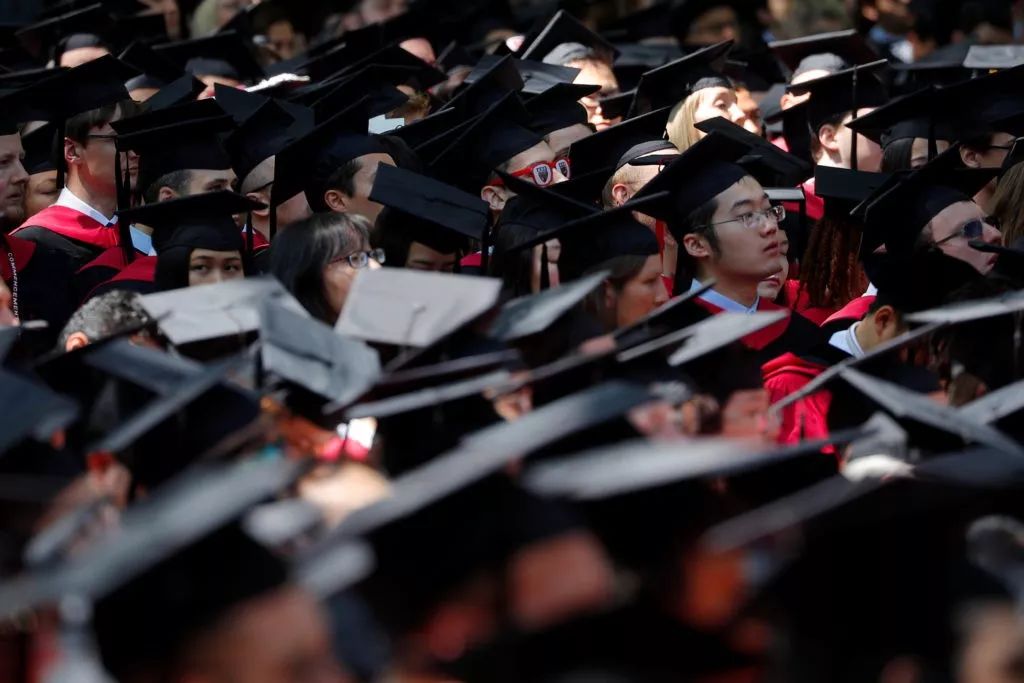 中国留美学生数暴跌惊动众外媒，美国高校收入重挫急坏了
