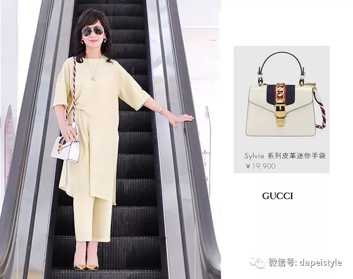 赵雅芝一身浅黄现身机场，没想到64岁的她竟然如此会穿同色衣服