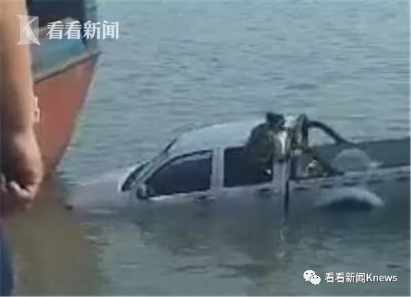 车冲进海里快被淹没了！女司机淡定爬窗，取出