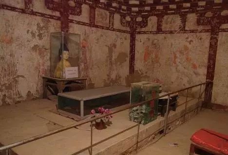 唐太宗最宠爱的女儿墓室被盗墓者挖开，棺材被砍的惨不忍睹！(4)
