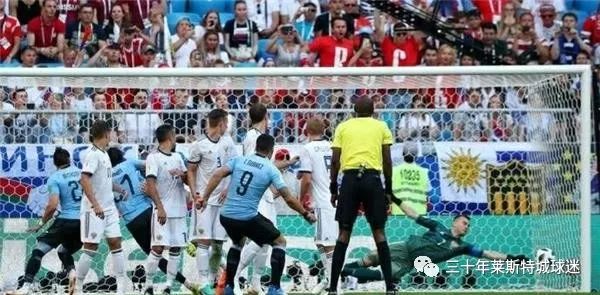 世界杯离奇1幕：苏亚雷斯射门瞬间，东道主却拽人闪开空挡致丢球！