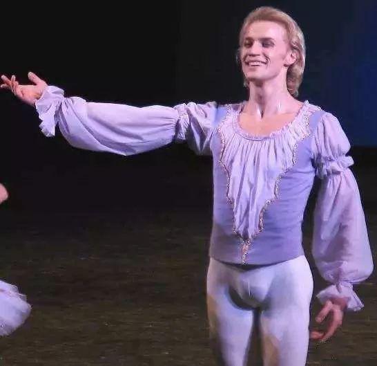 男芭蕾舞者下身蜜汁凸起，是故意还是另有隐情？