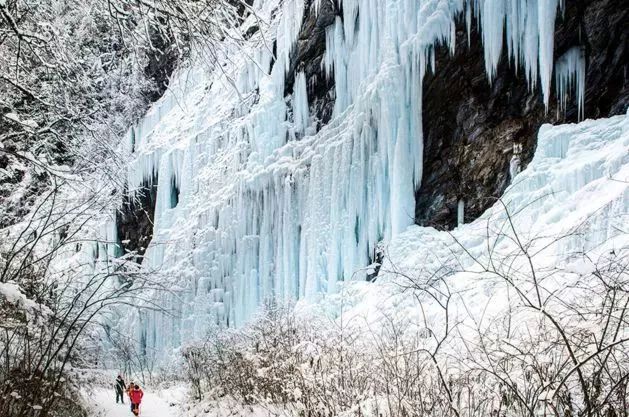 亚洲最大处女冰瀑群，与九寨沟隔山相望，一到了冬天就惊艳四方