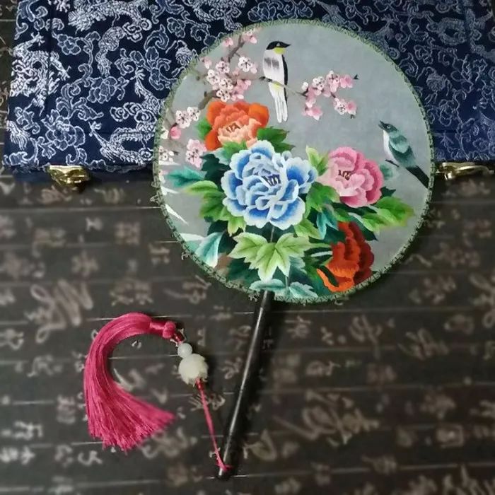 心理测试：默念名字选一把刺绣扇子，测今年春天你会收获爱情吗